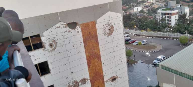 Ku nzu y'Inteko Ishinga Amategeko, aho Inkotanyi 600 zabaga na ho habereye urugamba rukomeye