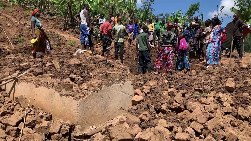 Umusozi waritse, inzu zirasenyuka