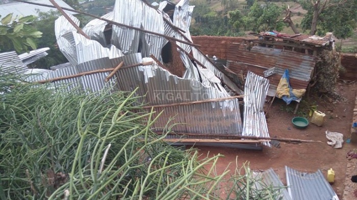 Hateganyijwe umuyaga ushobora kugurukana ibisenge by