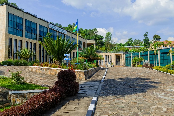 Inzu iyi ngoro ikoreramo irisanzuye neza ku buryo ifite imbuga nini umuntu ashobora gutemberamo akabona n'aho aruhukira