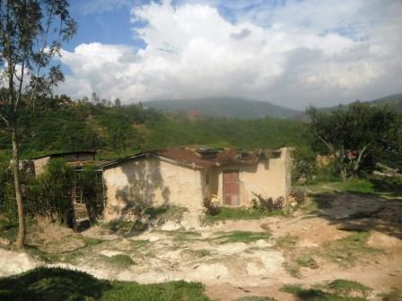 Hari umuturage utuye muri iyo sambu wangiwe kuvugurura inzu ye.