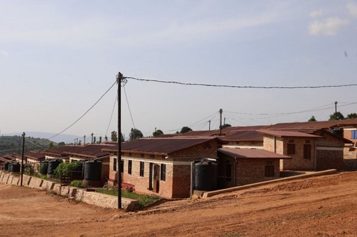 Harimo n'inzu z'ebyiri muri imwe (Two in One)