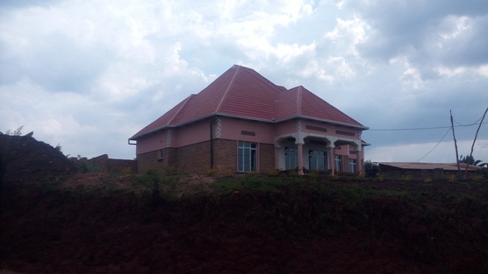 Iyi nzu iri mu Mudugudu w'Agakombe aho bizwi na bose ko ari mu mbago z'ikibuga cy'indege. Abatuye muri uyu mudugudu bibaza ukuntu nyirayo yemerewe kubaka abandi bo barabibujijwe