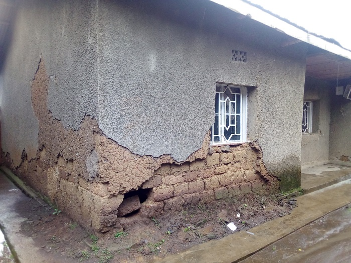 Iyi nzu ya Umulisa Odile inkuta zayo zagiye zangizwa n