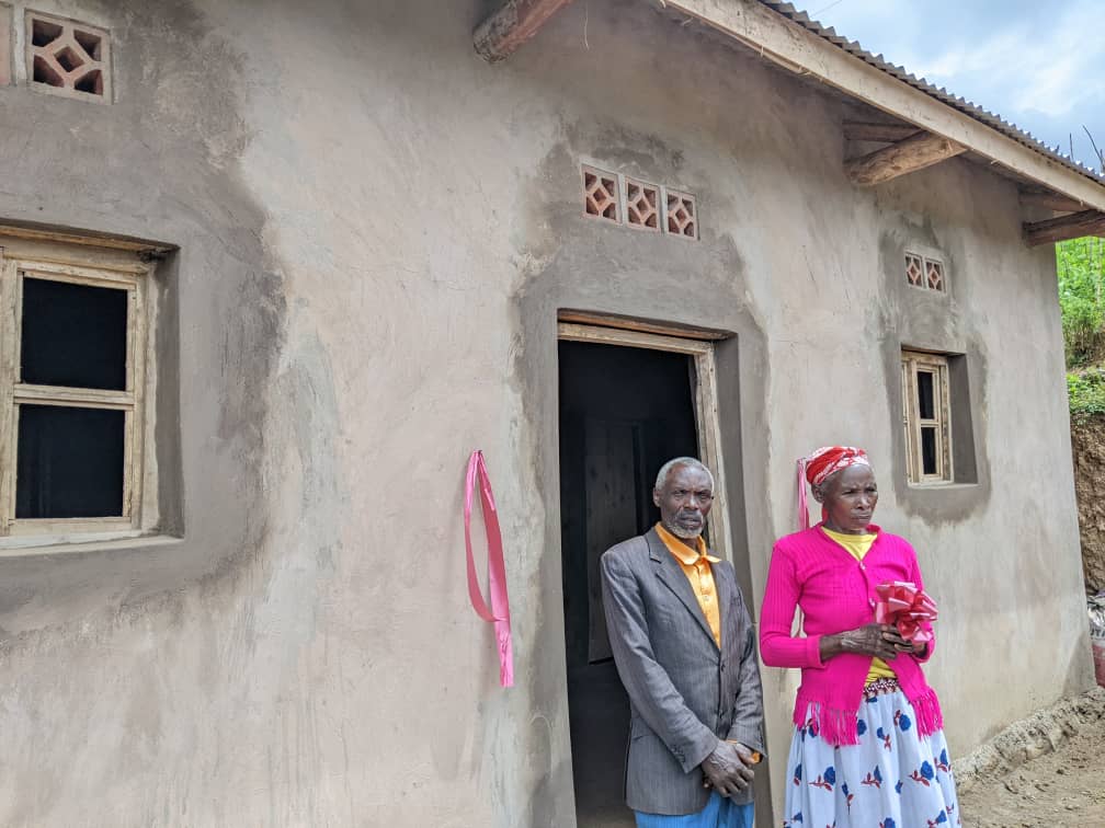 Bari bamaze amezi arindwi bacumbikiwe n'abaturanyi nyuma yo gusenyerwa n'ibiza