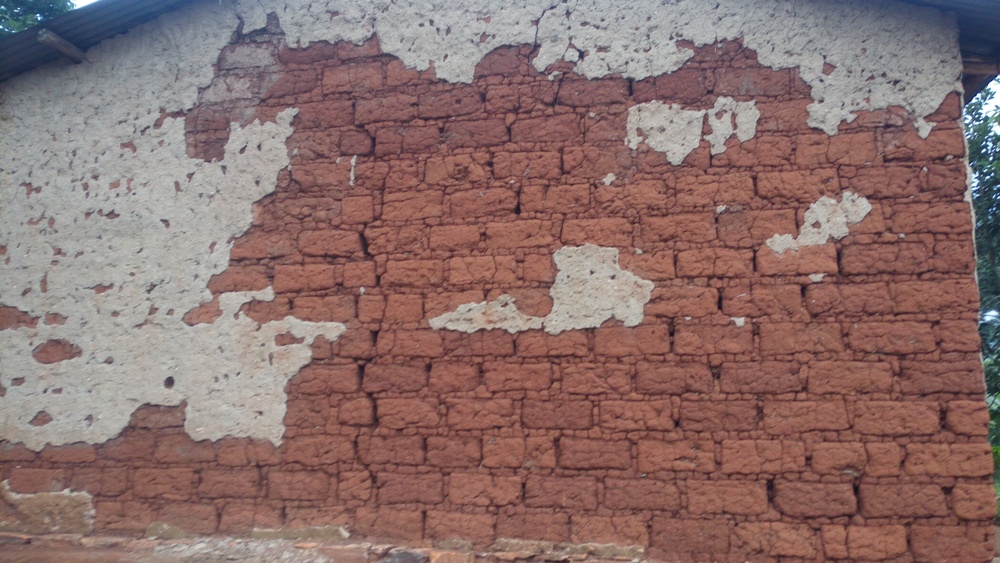 Inzu ya Theresie Mukakabera yari isanzwe idakomeye ariko noneho yarahuhutse