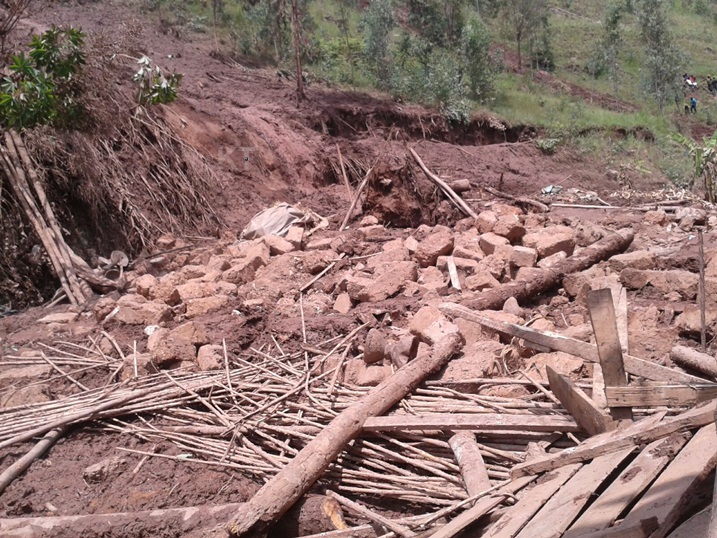 Inzu yatengukanywe n'inkangu, iratirimuka mu buryo bukomeye, ibisigazwa byayo bigera hepfo mu migunguzi.