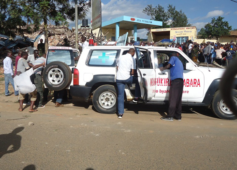 Abaganga bihutiye kujyana abakomeretse kwa muganga.