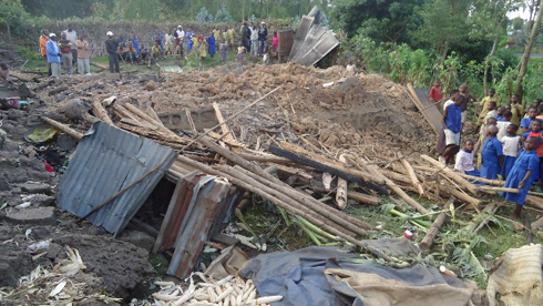 Abantu bari baje kureba ibyabaye bumiwe.