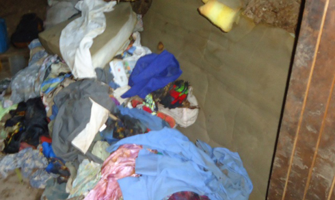 Bimwe mubyo baramuye muri iyo nzu byari byafashwe n'umuriro kuburyo nta kamaro bifite bazabitwika.