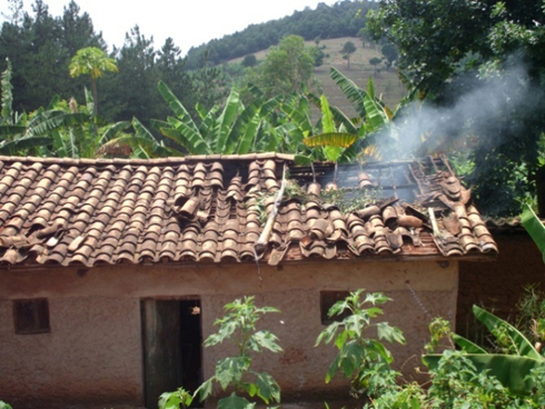 Inzu yahiye igice kimwe kirangirika