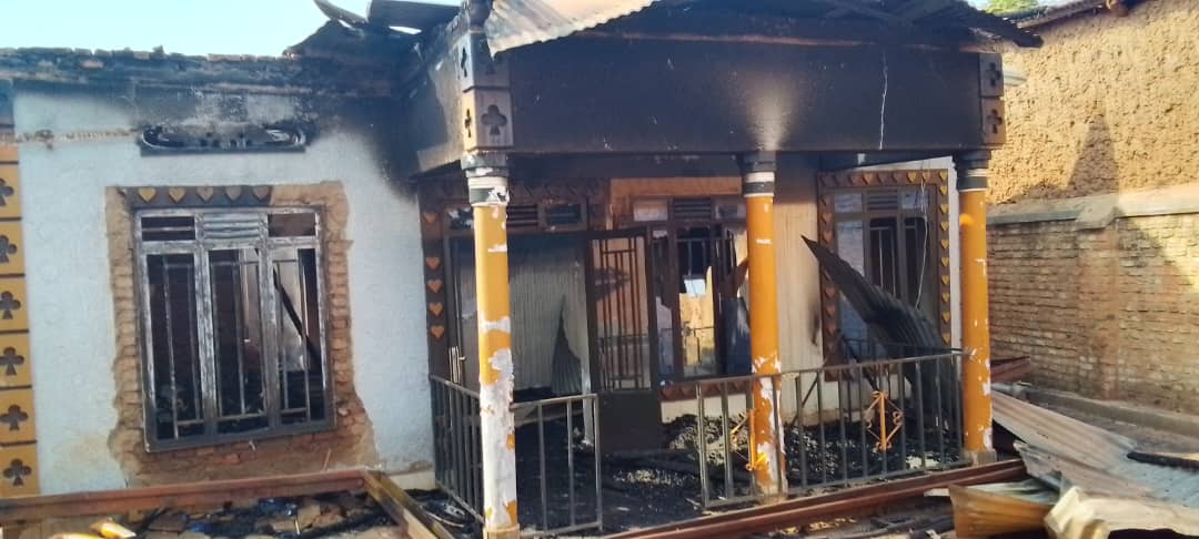 Inzu yahiye irakongoka igisenge kirishira n