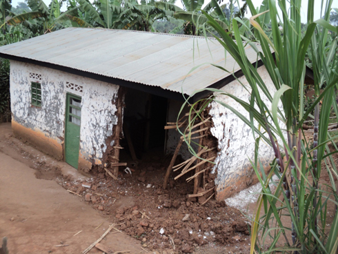 Inzu yaragonzwe ariko Imana ikinga ukuboko abantu barimo ntibagira icyo baba.