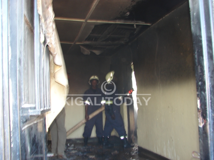 Inzu yatunganyirizwagamo umuziki mu mujyi wa Kayonza yahiye irakongoka bari kuyizimya.