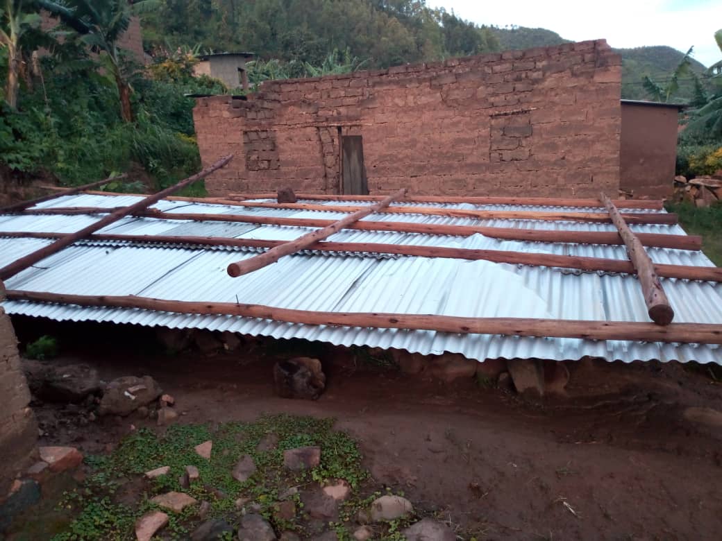 Inzu yose yavuyeho igisenge kubera umuyaga