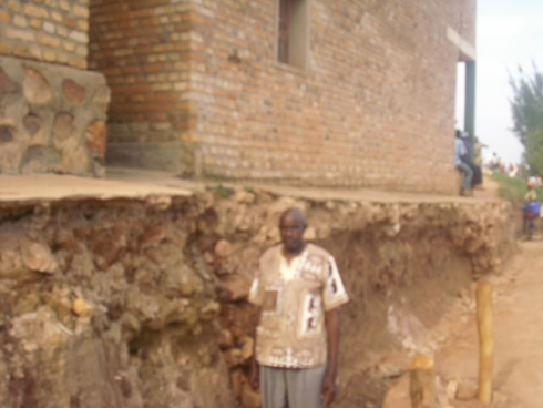 Inzu zitasenyutse zasigaye zihanamye ku mukingo