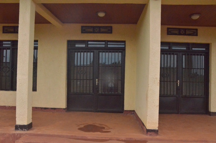 Inzu zitangiye kwangirika kubera kudaturwamo