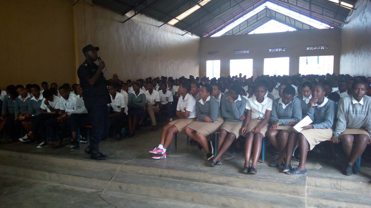 IP Viateur Ntiyamira akebura abanyeshuli biga muri Sonrise High School