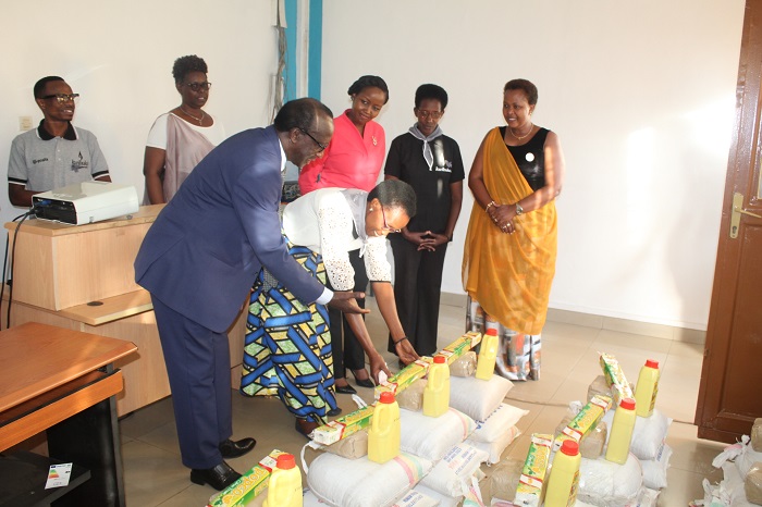 Ubuyobozi bw'Iposita bwaremeye imwe mu miryango y'abarokotse Jenoside itishoboye yo mu Murenge wa Muhima, ihabwa ibiribwa n'amavuta yo gutekesha