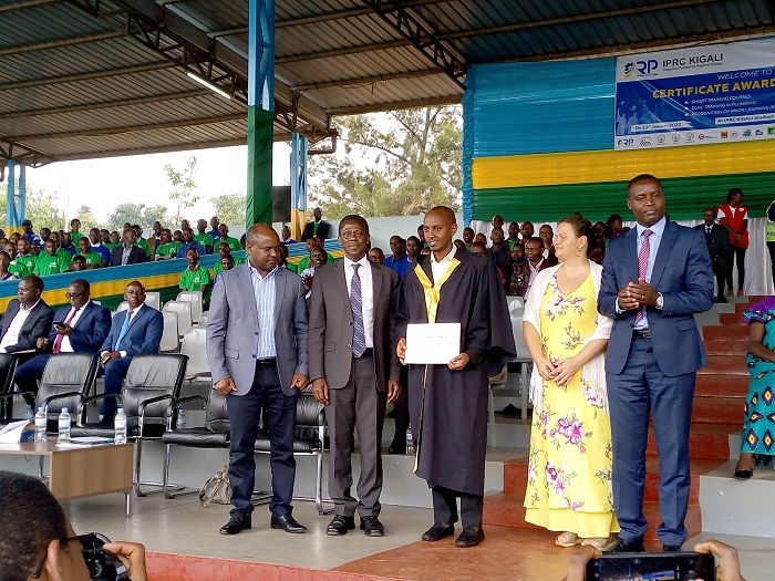 Umwe mu barangije kwiga ahabwa impamyabumenyi