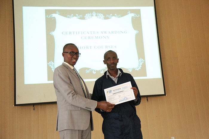 Abayisenga Emile uyobora IPRC-Musanze yashyikirije impamyabushobozi abarangije amasomo y'imyuga