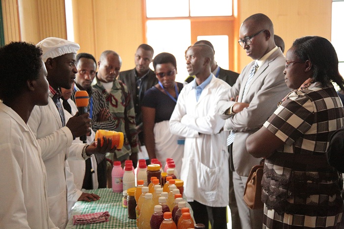 Ubuyobozi bwishimiye intera abanyeshuri basoje amasomo bamaze kugeraho