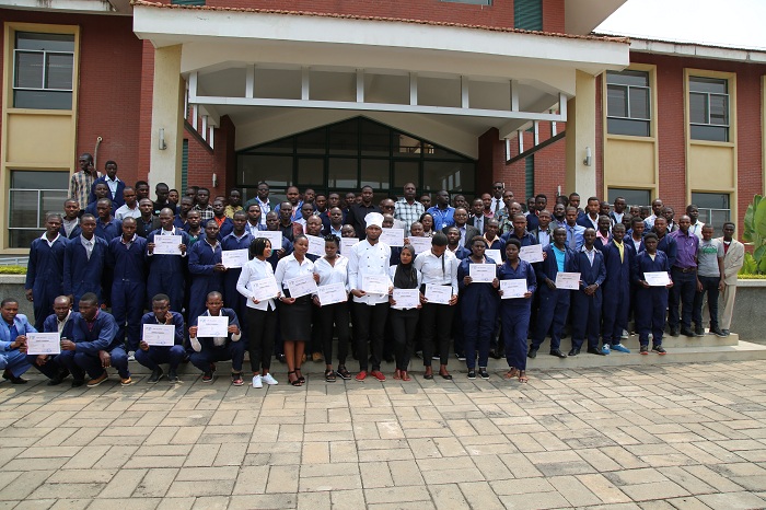 Abanyeshuri 221 bahawe impamyabushobozi ngo biteguye kuzibyaza umusaruro bahanga umurimo