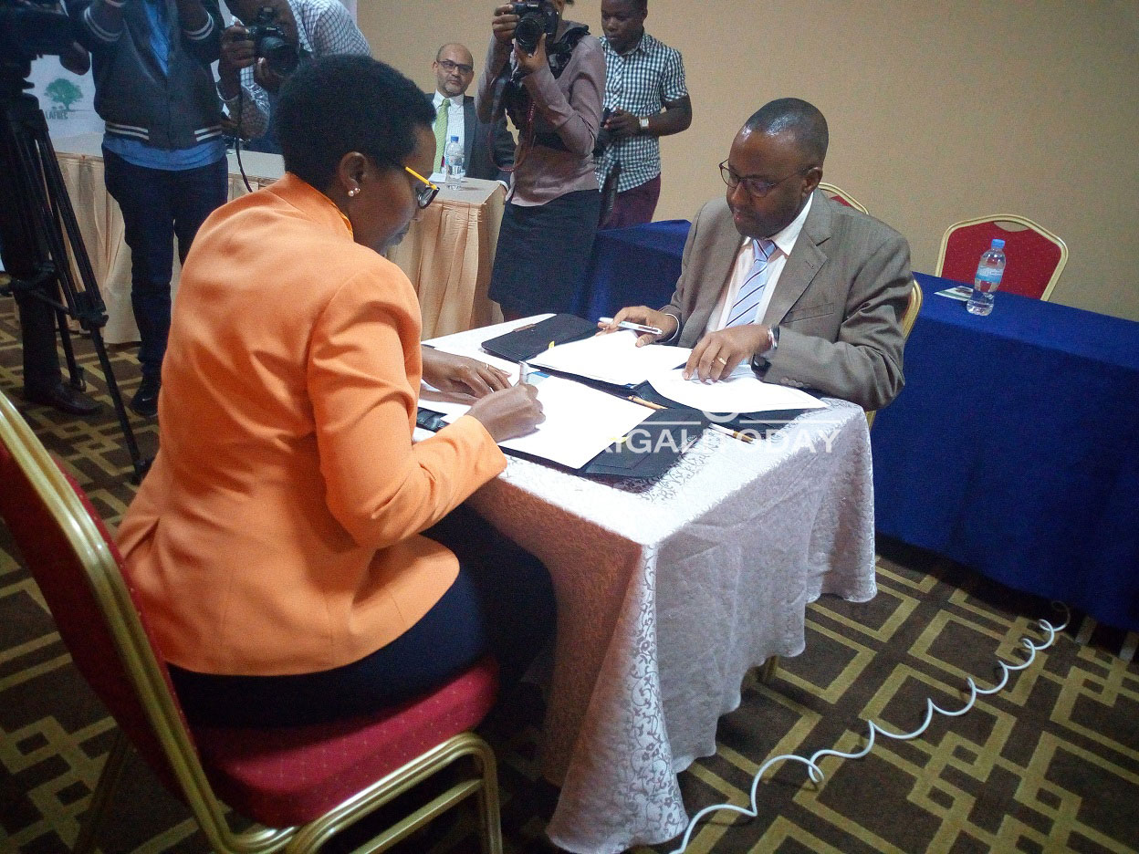 Ir Collette Ruhamya uyobora REMA na Ngabonziza Prime wa RWFA basinyana amasezerano y