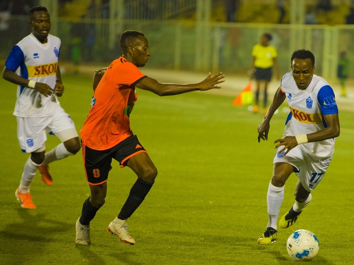 Irambona Eric (ufite umupira)uamaze imyaka Umunani muri Rayon Sports 