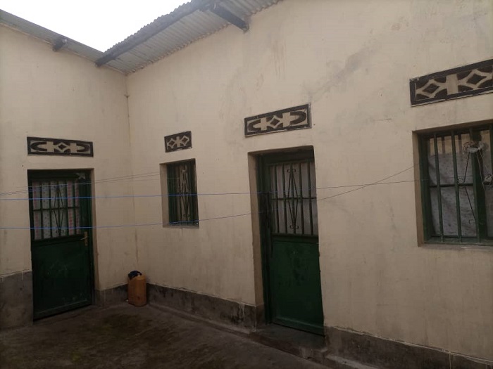 Inzu z'iwabo bazisize irangi yakoze