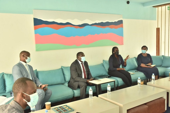 Minisitiri Gatabazi aganira na bamwe mu bakozi ba Irembo