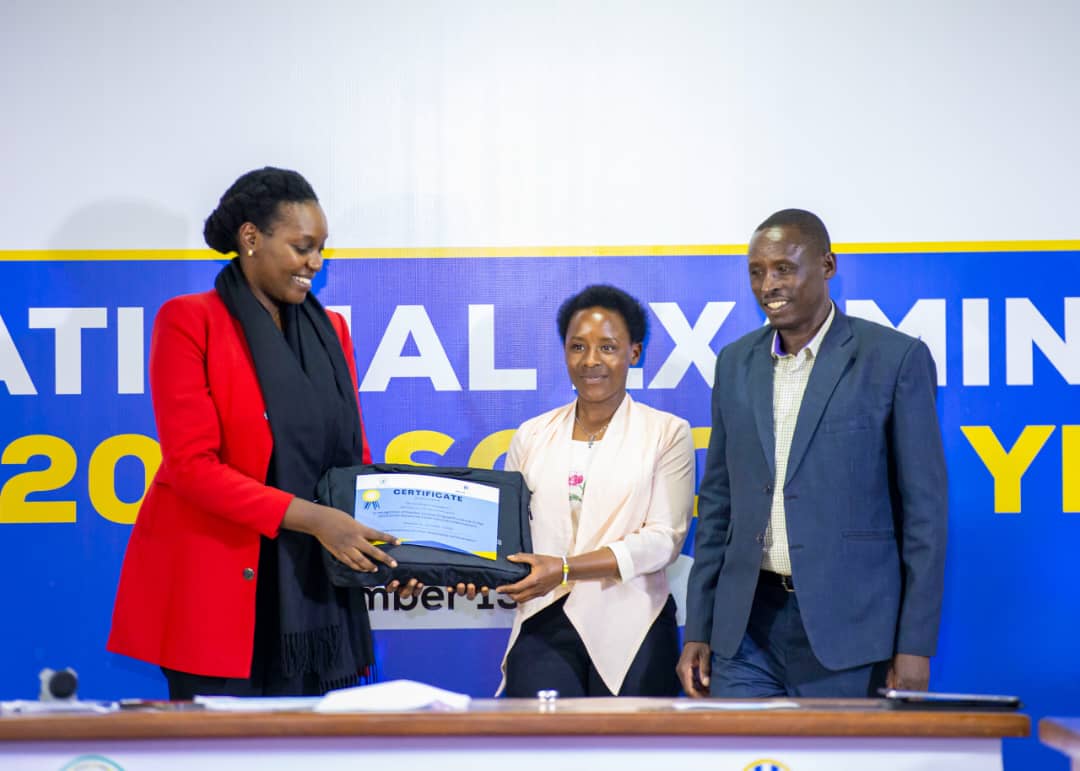 Irere Claudette ari mu bayobozi bahembye abanyeshuri babaye indashyikirwa