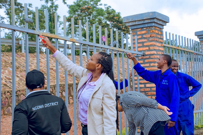 Irere Claudette yifatanyije n'abaturage ba Ngoma gusukura urwibutso rwa Kibungo