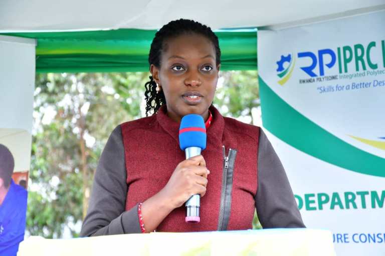 Umunyamabanga wa Leta muri MINEDUC ushinzwe ICT na TVET, Claudette Irere, avuga ko kongerera ubushobozi amashuri y'imyuga n'ubumenyingiro byitezweho kuzafasha u Rwanda kugabanya abashomeri
