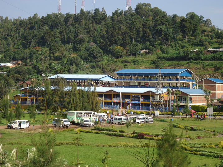 Iri ni Isoko rya Kibuye. Risa n'iryegamiye ku gusozi ka Gatwaro.