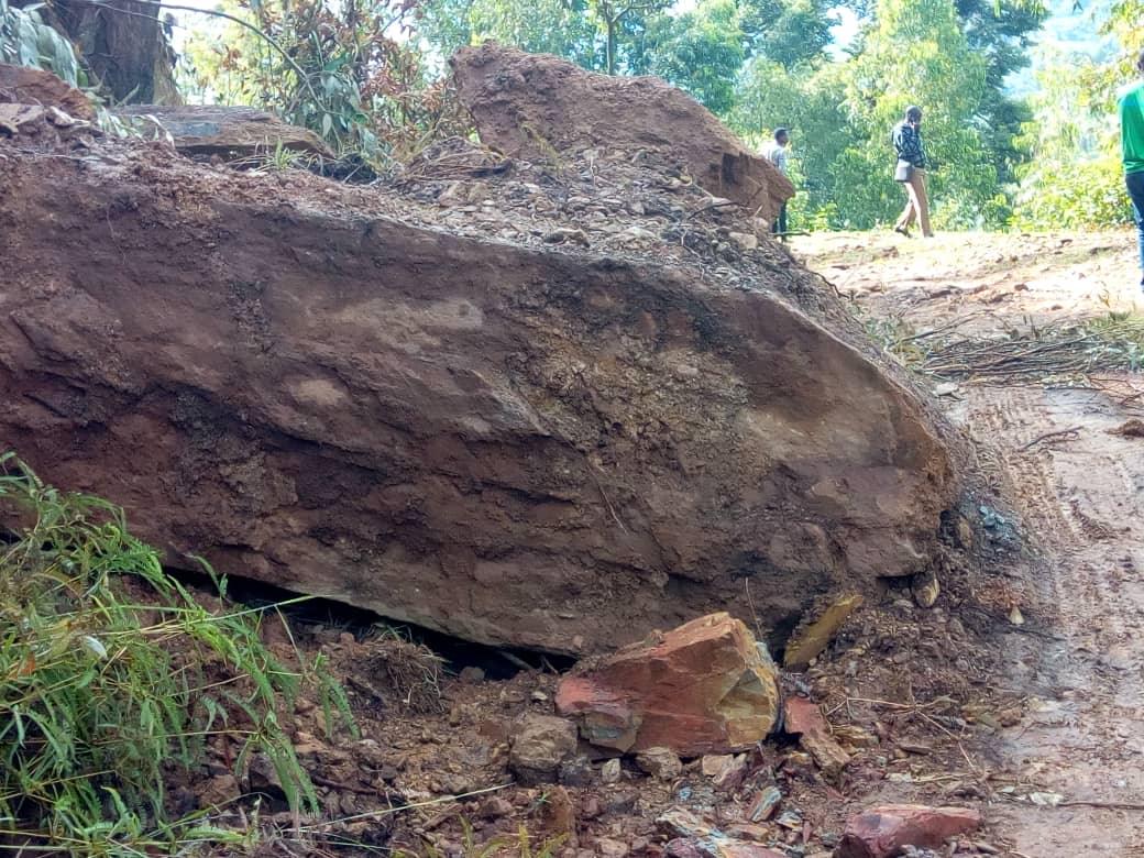 Iri buye ryaguye mu muhanda rikumira ibinyabiziga bihanyura n'abagenzi