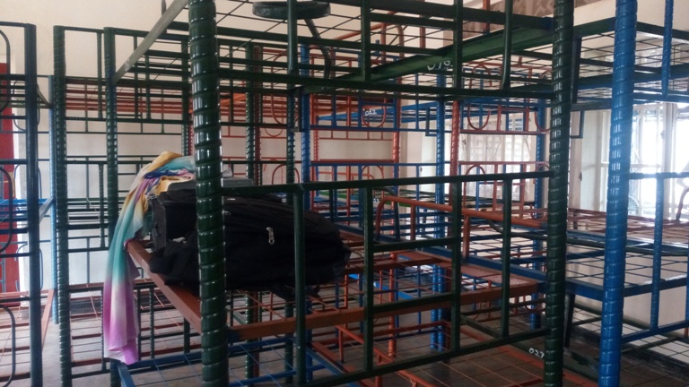 Iri shuri rishobora kwakira abanyeshuri 200, ariko ubu rifite 67, ibi bitanda ntababiraraho