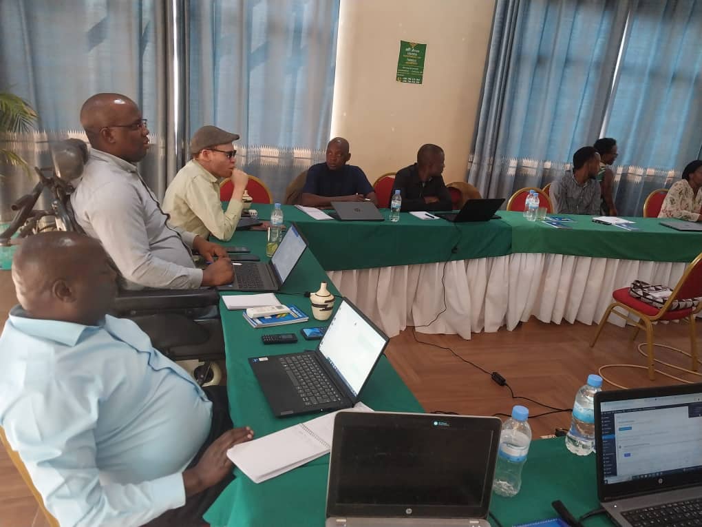 Abayobozi mu nzego z'ibanze, abanyamakuru n'abahagarariye imiryango y'abantu bafite ubumuga baherutse guhugurwa ku buryo bwo kwita ku bantu bafite ubumuga mu gihe cy'ibiza cyangwa mu gihe cy'ibindi bibazo biturutse ku mihindagurikire y'ibihe