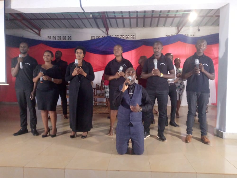 Mahoro Isaac (upfukamye) ashimira Imana n