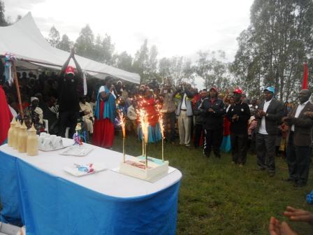 Urubyiruko rugize umuryango wa FPR, rwubakiye umukecuru utishoboye.