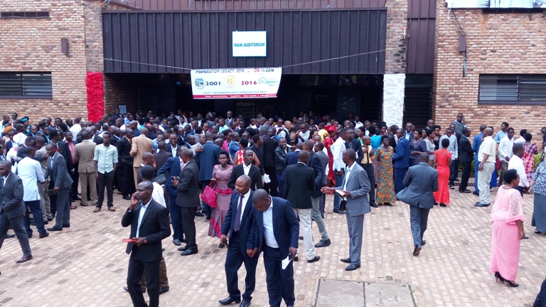 Isabukuru ya CEP n'abantu batandukanye barimo abanyeshuri n'abayobozi