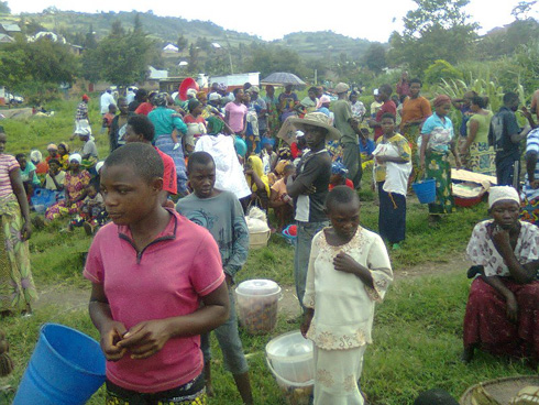 Abaturage bari baje kugura amafi n'isambaza ari benshi.