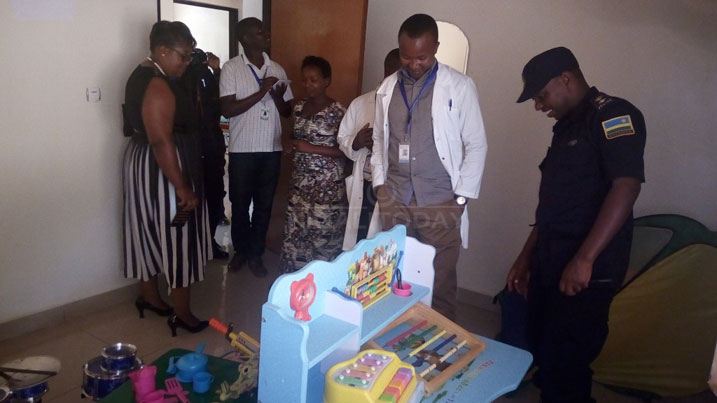 Abayobozi batandukanye batambagizwa ibice bigize inyubako ya Isange One Stop Center Kibuye