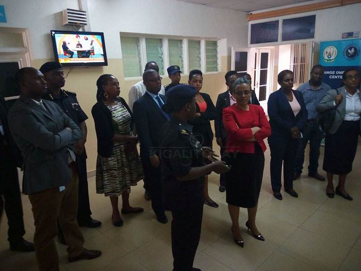 Madame Romane Tesfaye asobanurirwa imikorere ya Isange One Stop Center 