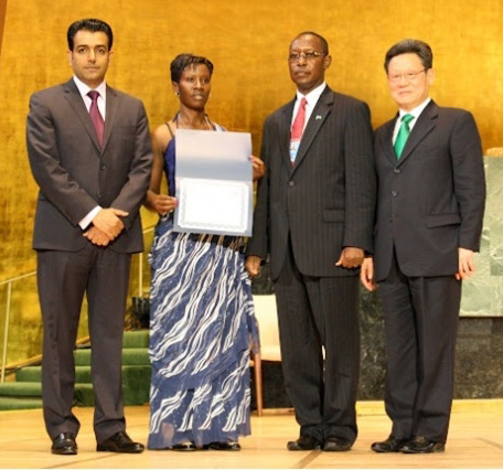 IP Goreth Mwenzangu ashyikirizwa igihembo United Nations Public Service Award. 