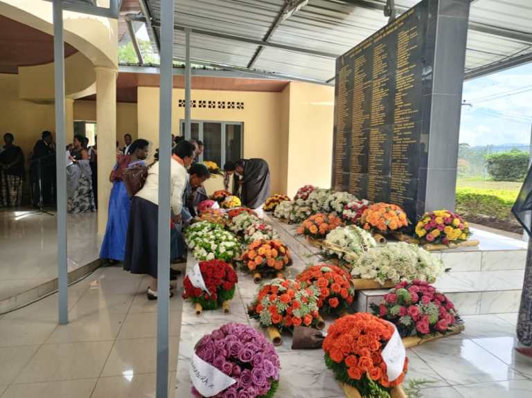 Kwibuka Jenoside yakorewe Abatutsi muri RAB byajyaniranye no gushyira indabo aharuhukiye imibiri 195 y'Abatutsi bishwe mu gihe cya Jenoside yakorewe Abatutsi mu 1994