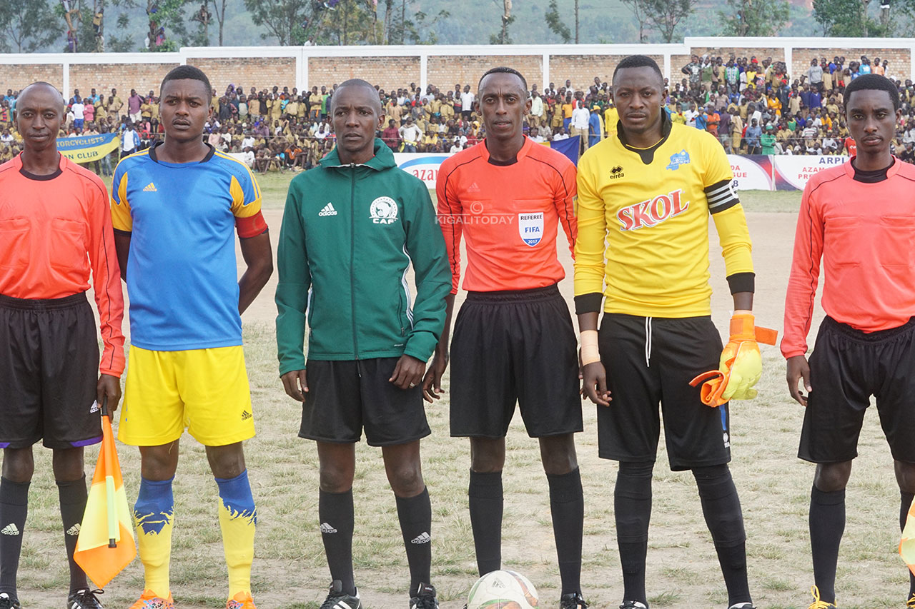 Ishimwe Claude uri hagati, ni umwe mu basifuzi bahagaze neza ubu mu Rwanda no hanze