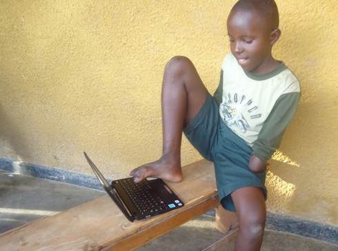 No gukoresha mudasobwa, akoresha amano.