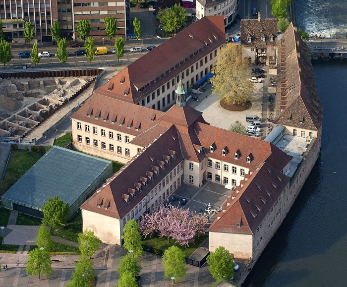 Iri shuri rigiye gufungwa ryatangiye mu 1945, ryigwagamo n