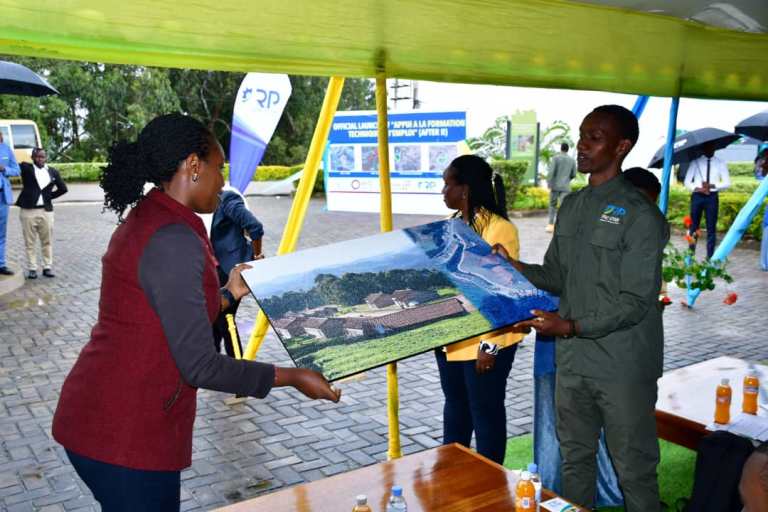 Minisitiri Irere kimwe n'abandi bashyitsi bahawe impano y'ifoto y'uko IPRC-Kitabi imeze ubu